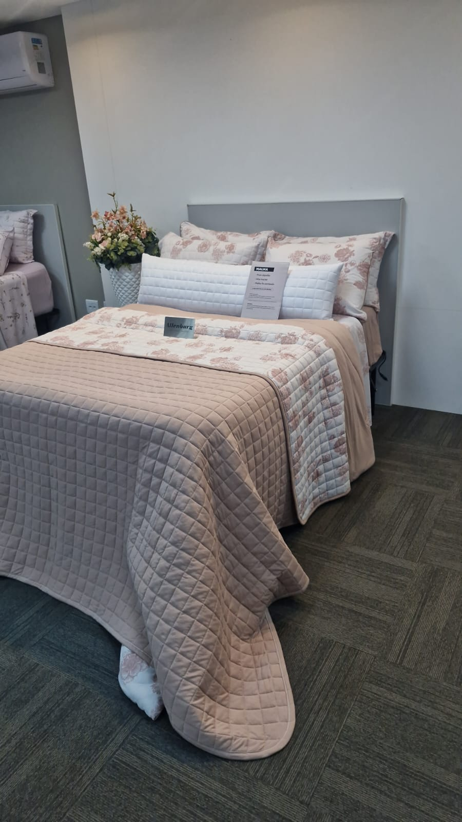 Colcha matelassada rosé com jogo de cama floral