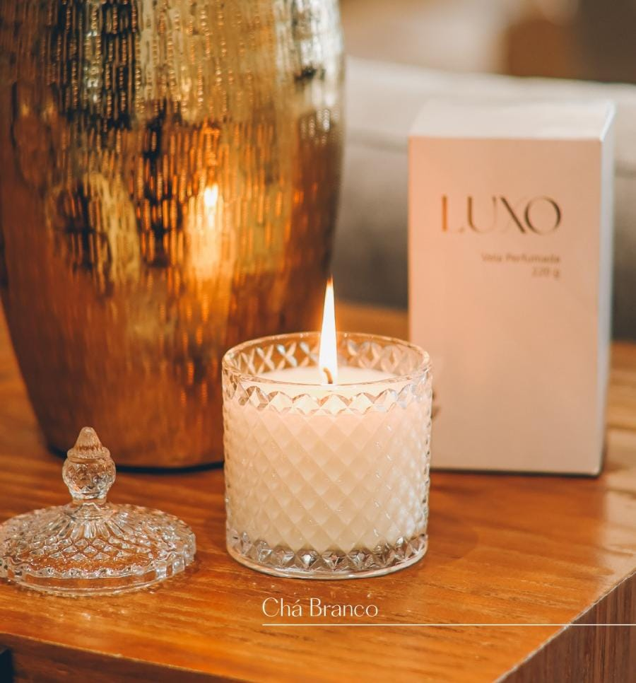 Vela perfumada Luxo 220 g, fragrância Chá Branco, em pote de cristal lapidado com caixa