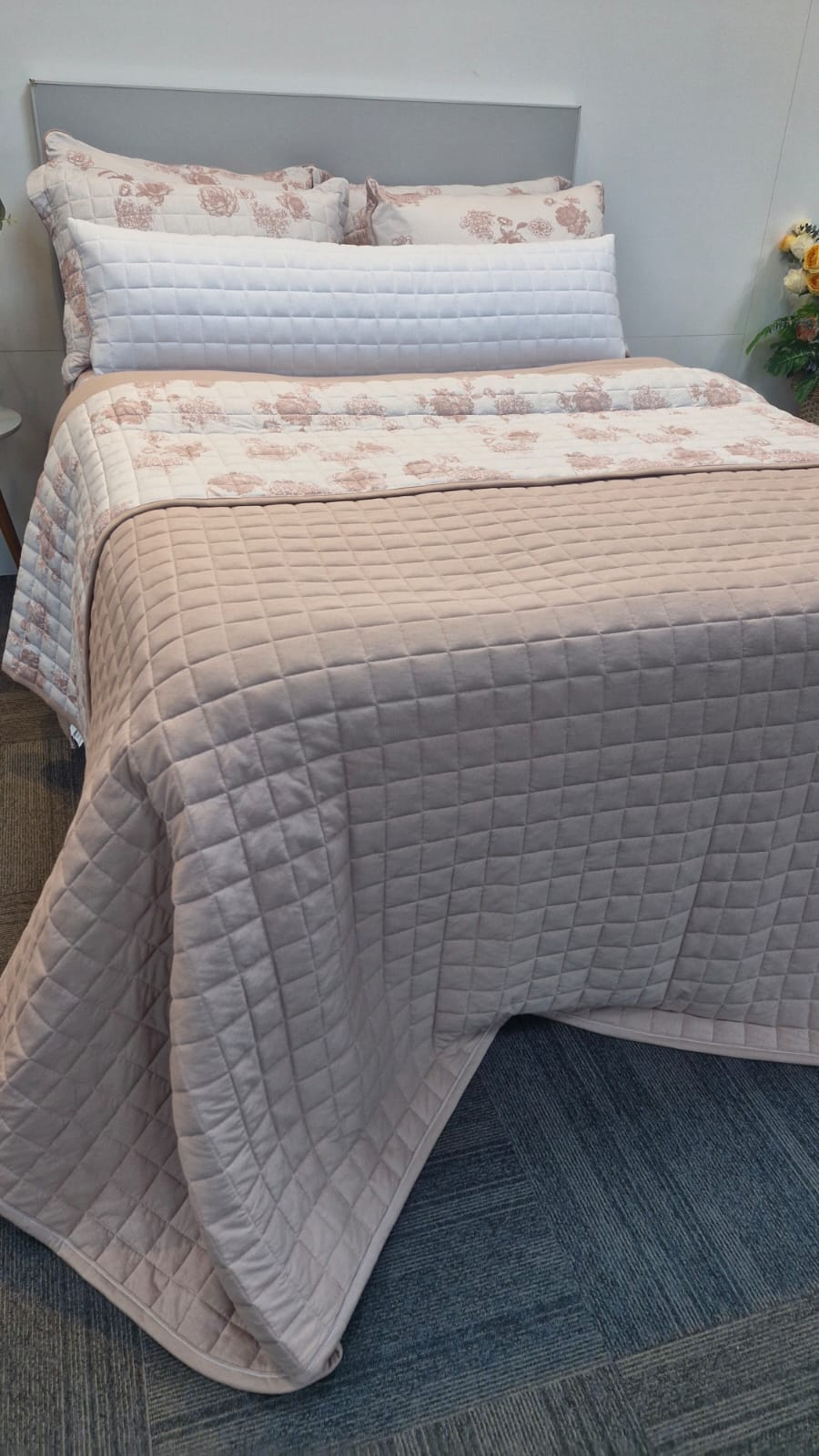 Colcha matelassada rosé com fronhas estampadas