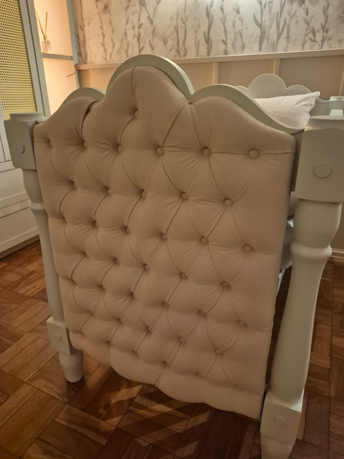 Cabeceira estofada capitonê off-white com moldura de madeira laqueada em formato provençal