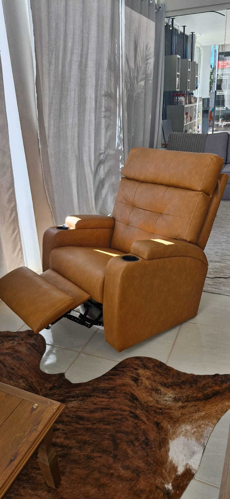 Poltrona reclinável caramelo com porta-copos