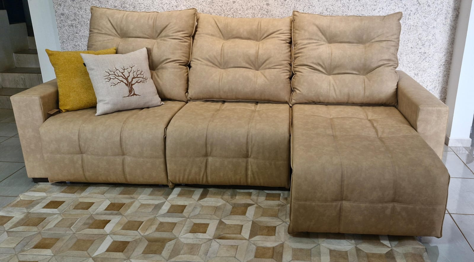 Sofá retrátil e reclinável 3 lugares em suede caramelo com assentos pillow