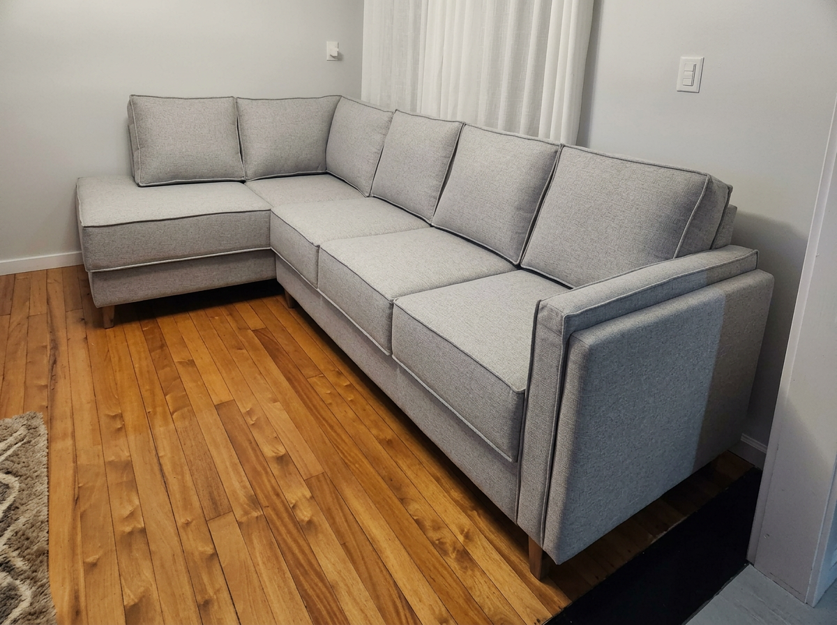 Sofá de canto com chaise e pés de madeira — ref. 1048