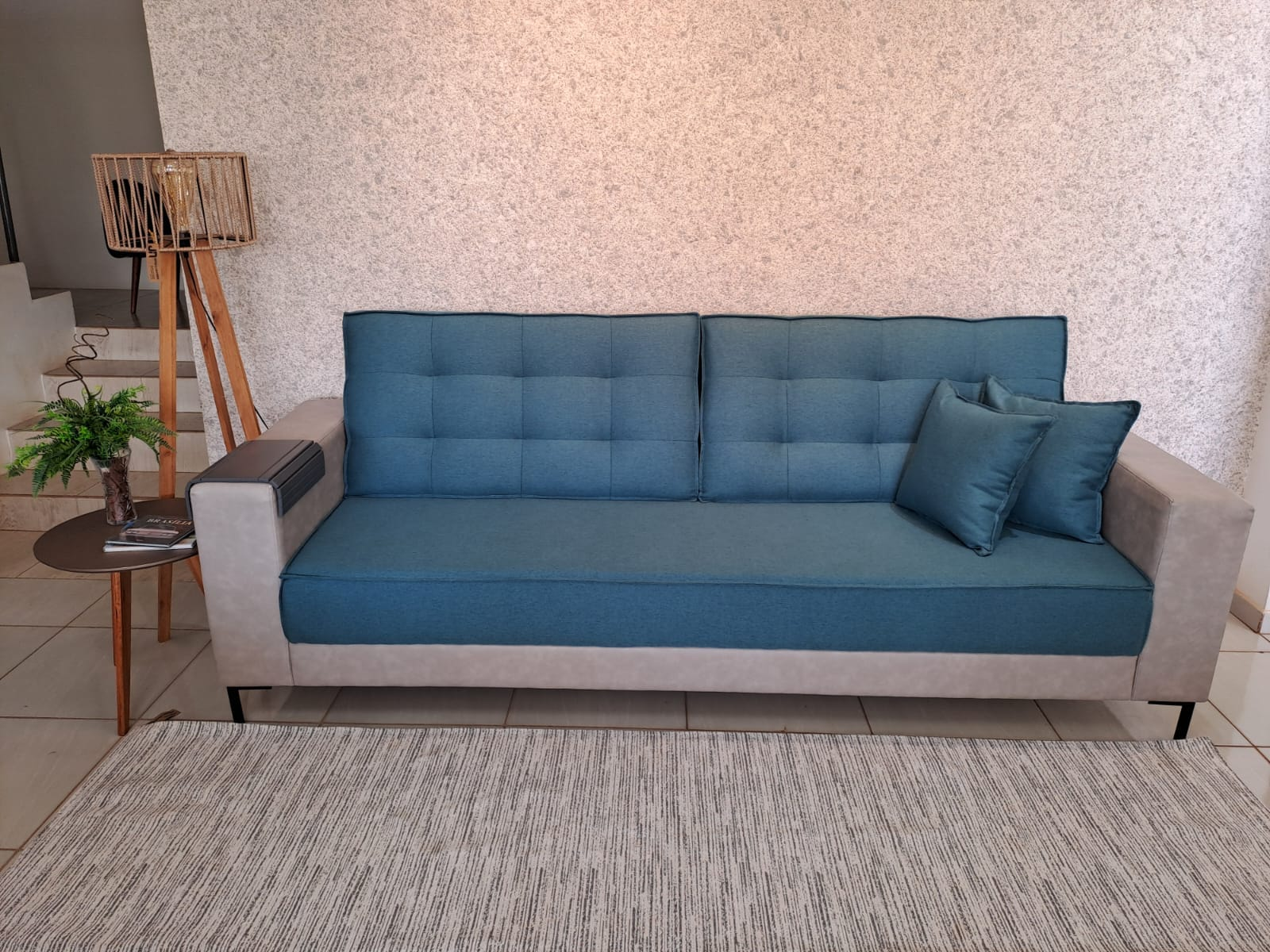 Projeto de cliente — sofá com encosto capitonê e braços retos — ref. 1112